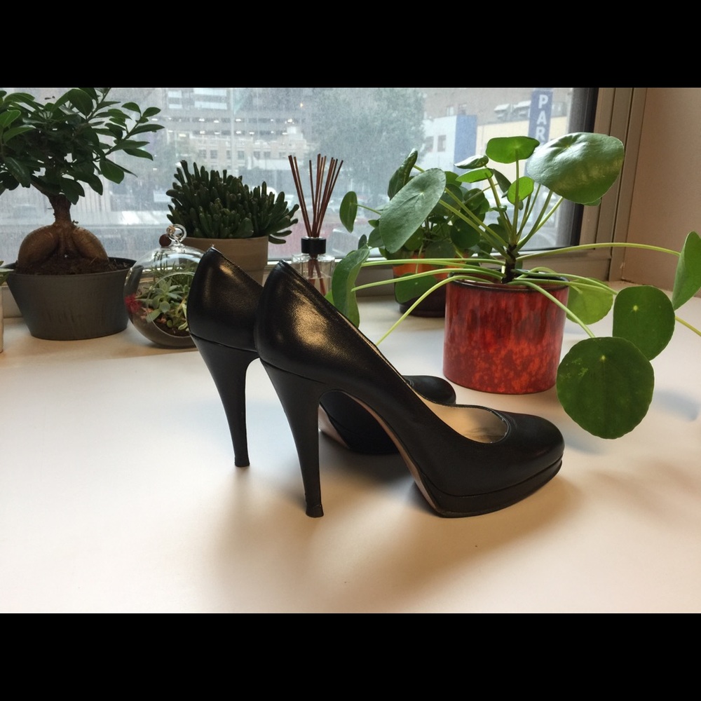 Charles David Classic Black Pumps